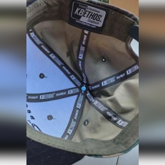 Snap back hat - Picture 3 of 3